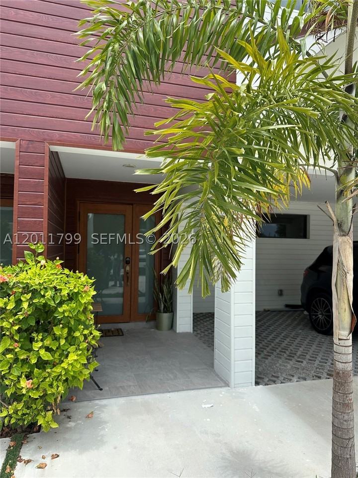 958 Nw 10th St #4 - Photo 3 of 13