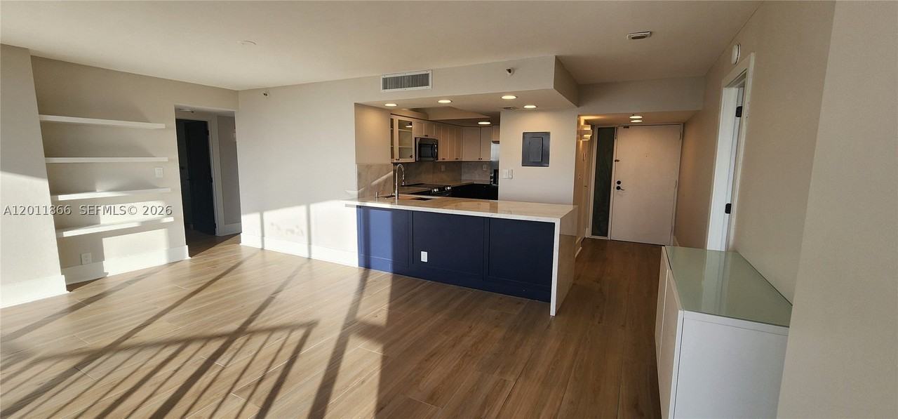 7601 E Treasure Dr #1411 - Photo 5 of 20