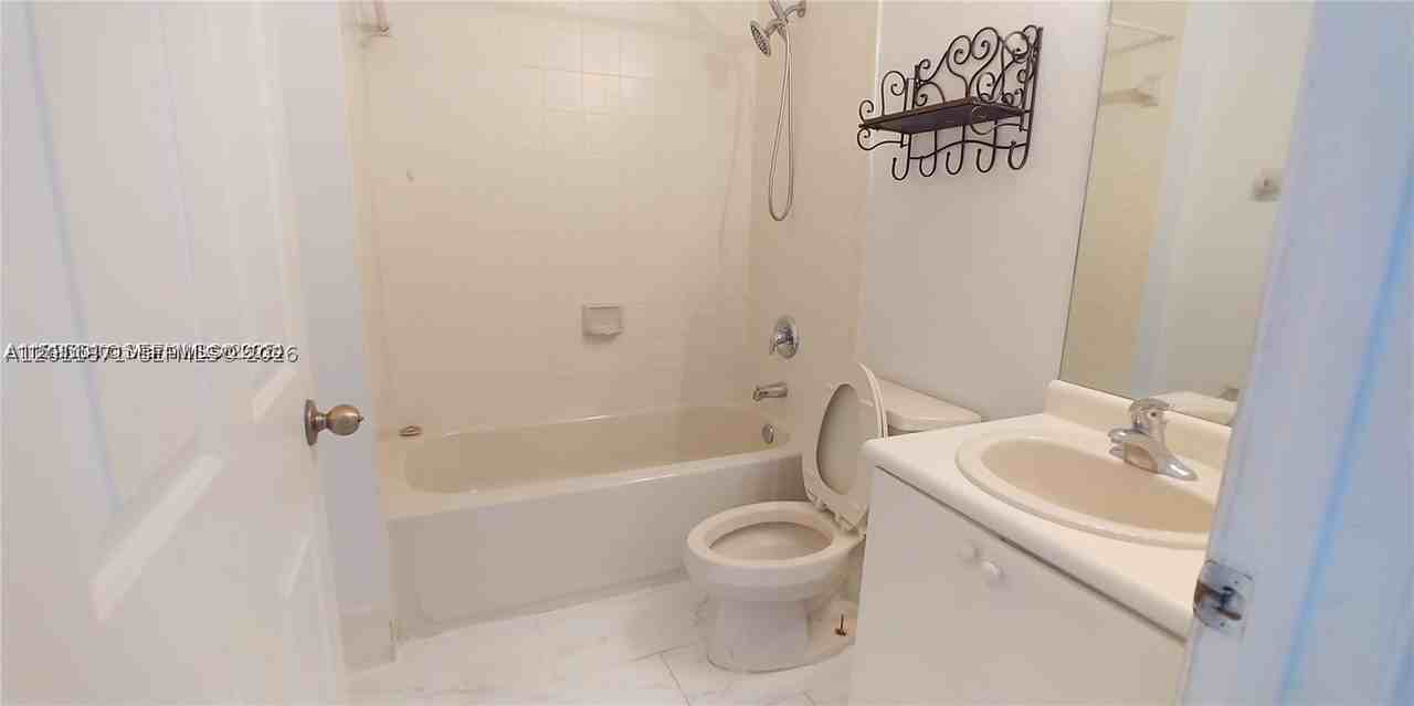 1528 Se 24th Ct #209 - Photo 4 of 17