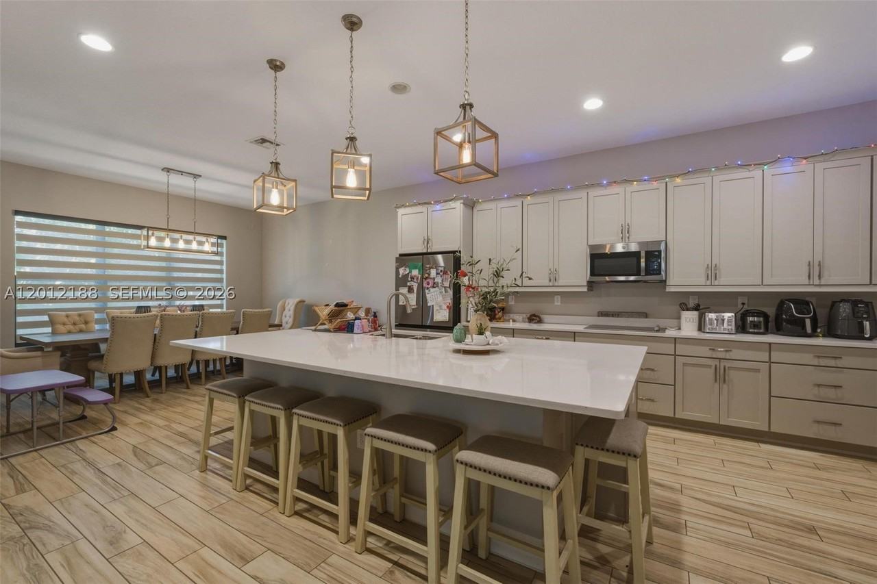 8815 Nw 37th Dr - Photo 5 of 32