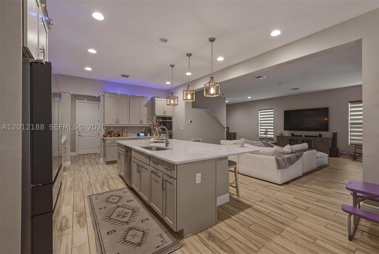 8815 Nw 37th Dr - Photo 6 of 32