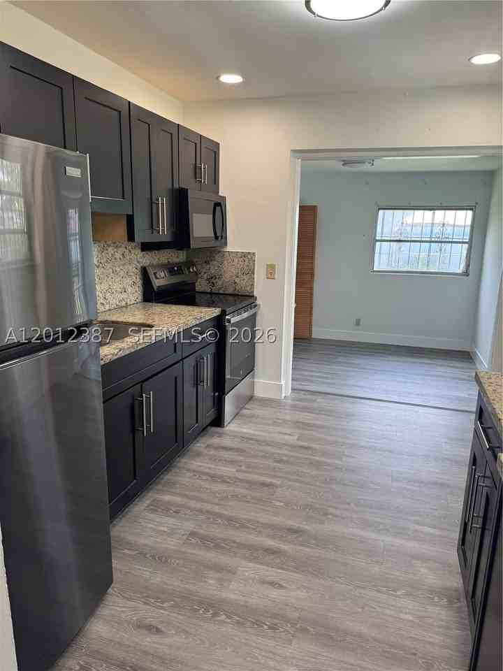 2620 Sw 53rd Ave - Photo 2 of 10