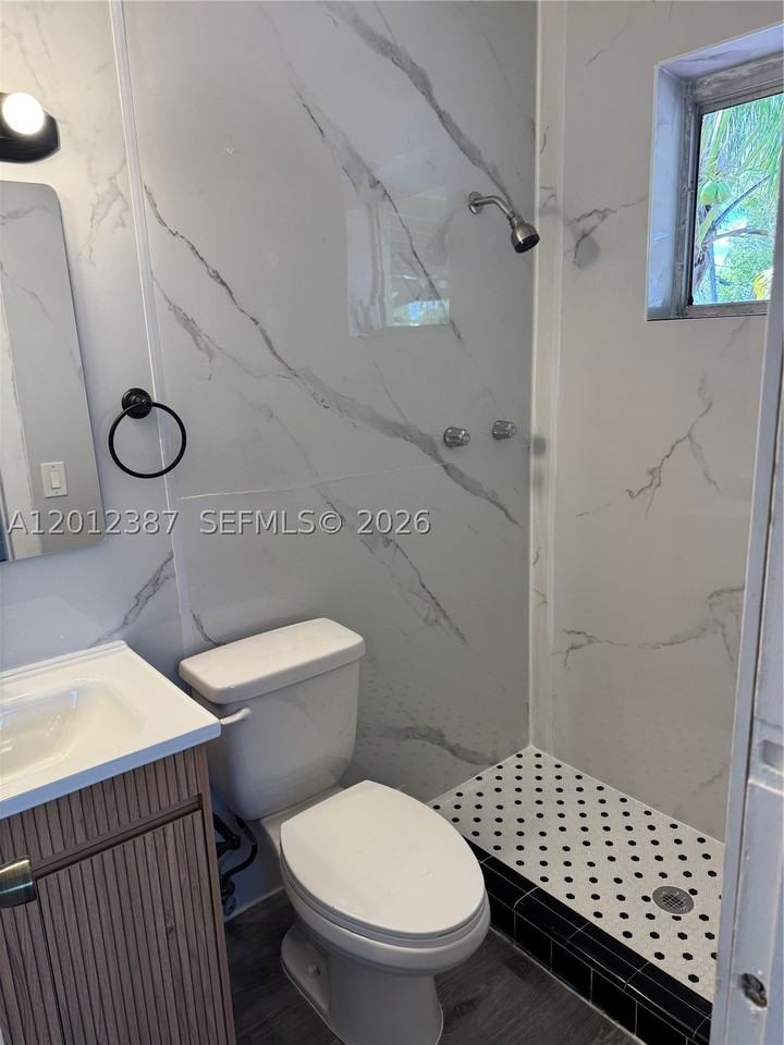 2620 Sw 53rd Ave - Photo 3 of 10