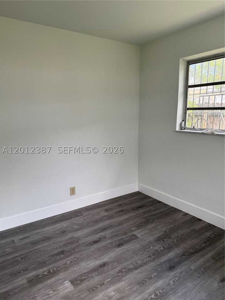 2620 Sw 53rd Ave - Photo 4 of 10