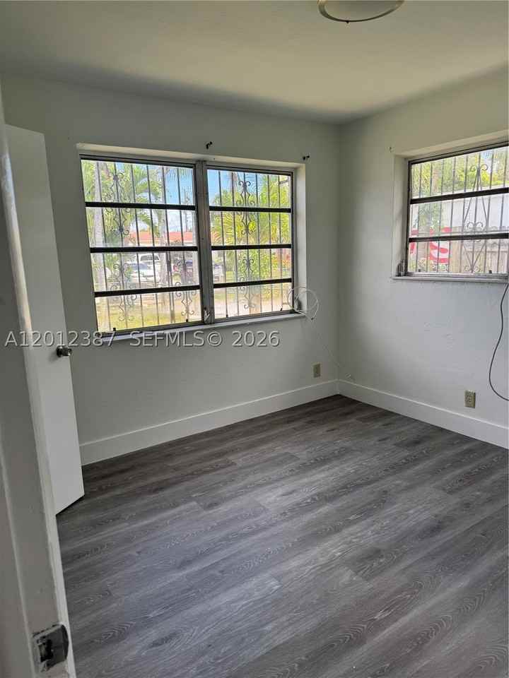 2620 Sw 53rd Ave - Photo 5 of 10