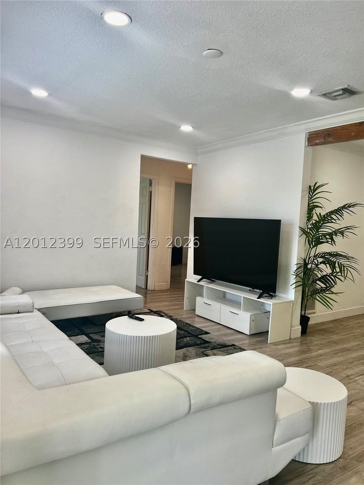 12040 N Miami Ave - Photo 2 of 25