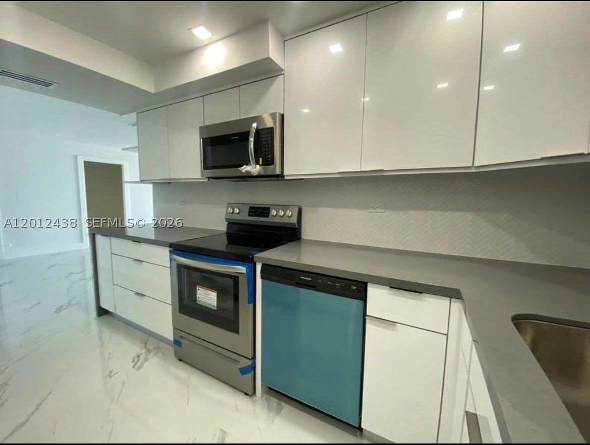 6039 Collins Ave #1033 - Photo 2 of 36