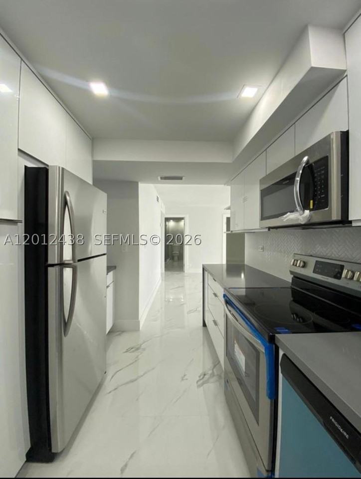 6039 Collins Ave #1033 - Photo 3 of 36