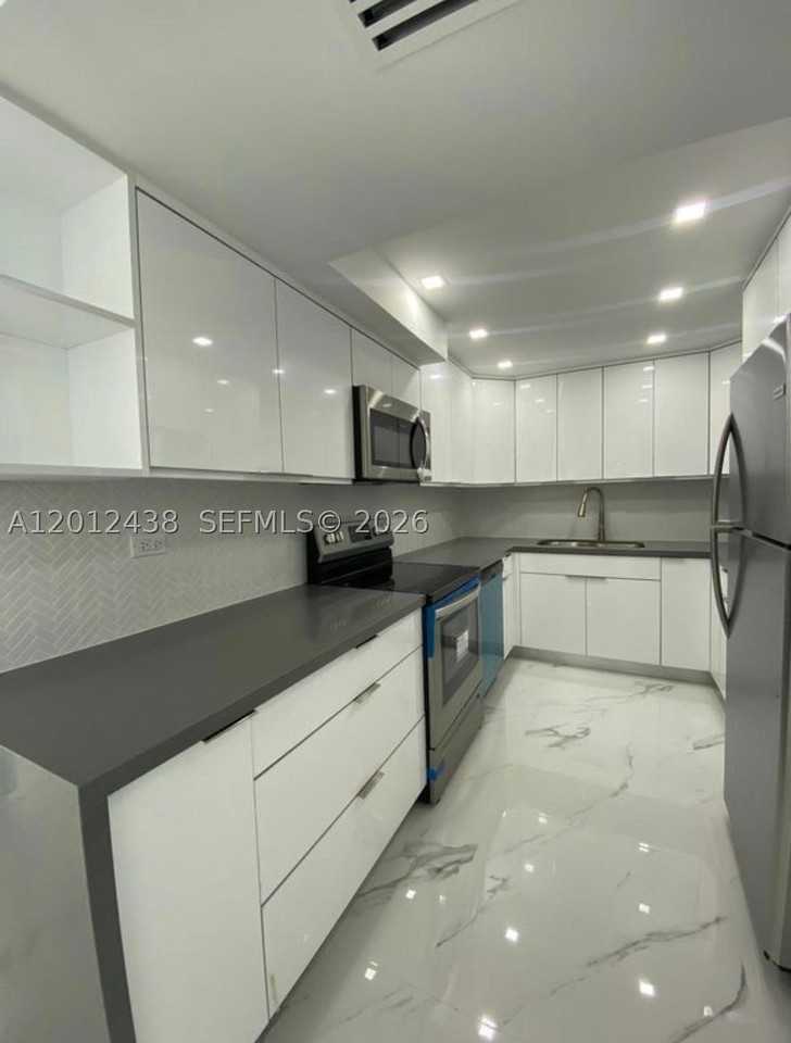 6039 Collins Ave #1033 - Photo 4 of 36