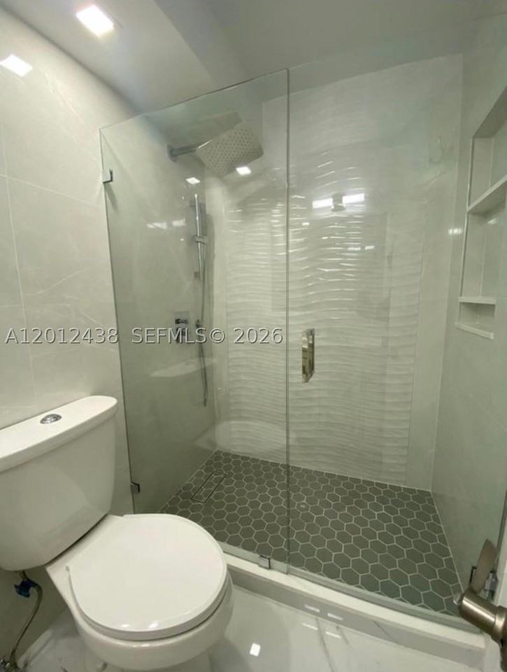 6039 Collins Ave #1033 - Photo 4 of 11