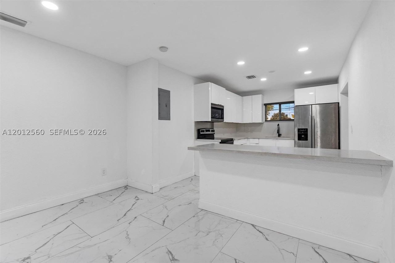 4530 Sw 25th St - Photo 3 of 45