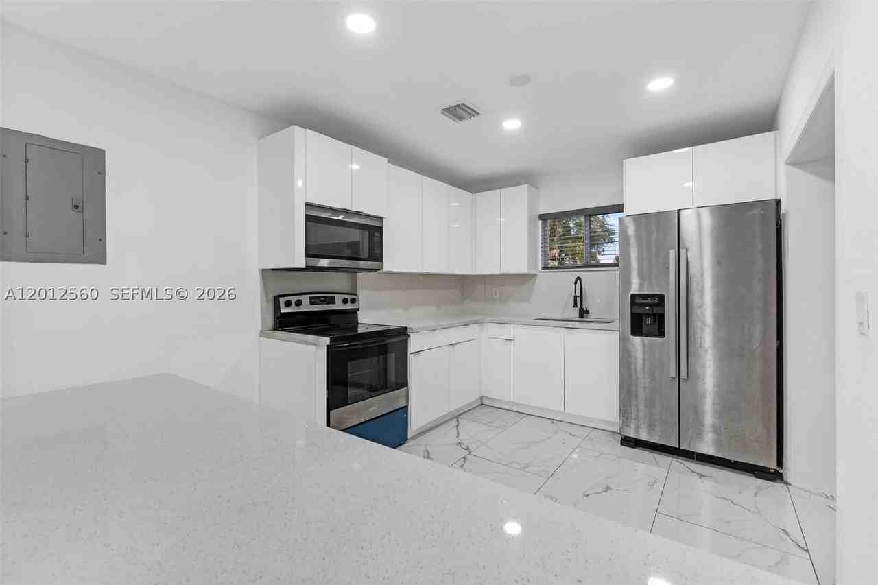 4530 Sw 25th St - Photo 4 of 45