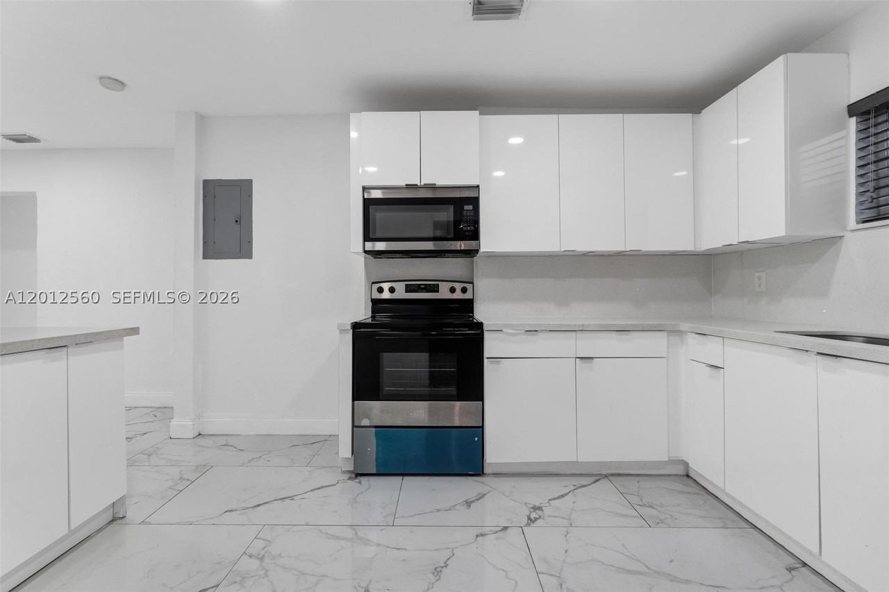 4530 Sw 25th St - Photo 7 of 45
