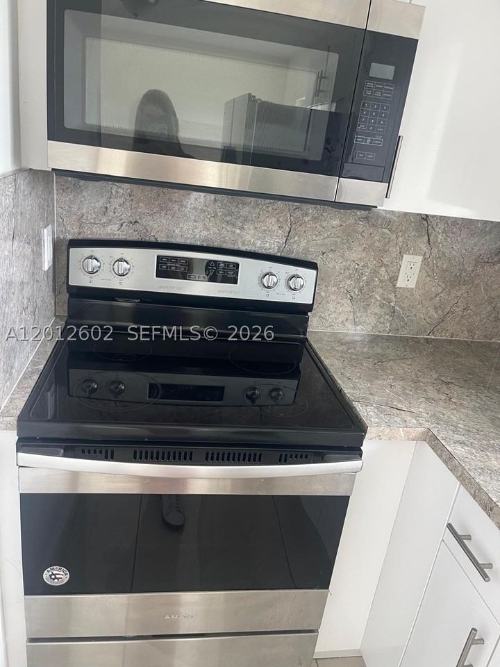 2121 Nw 72nd St #2121 - Photo 6 of 10