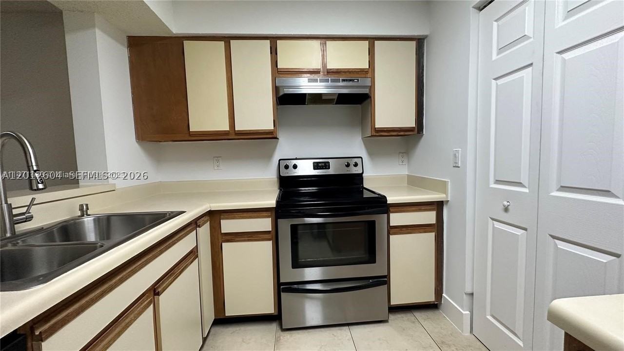 1243 Sw 46th Ave #1111 - Photo 2 of 23