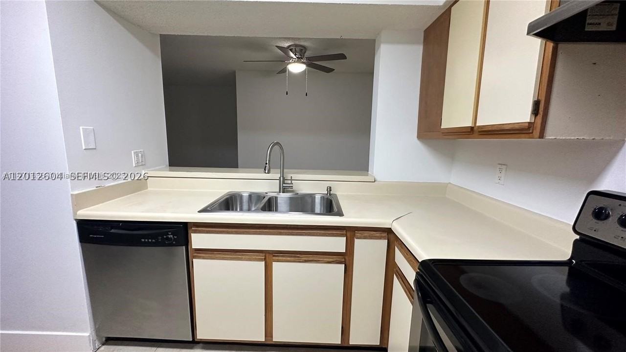 1243 Sw 46th Ave #1111 - Photo 3 of 23