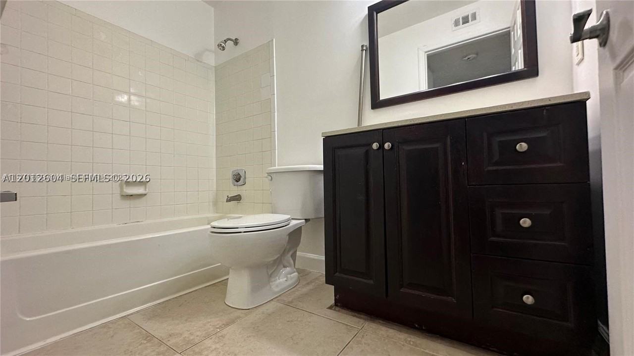 1243 Sw 46th Ave #1111 - Photo 4 of 23