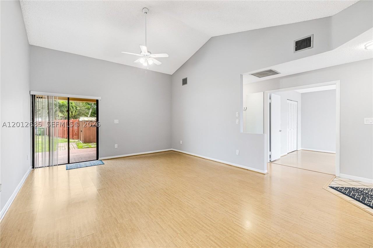 11301 Sw 4th St - Photo 5 of 46