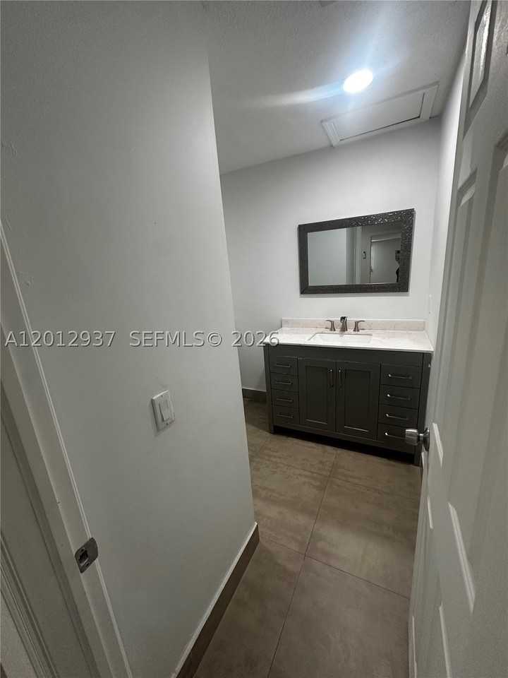 18560 Sw 128th Ave #B - Photo 7 of 9