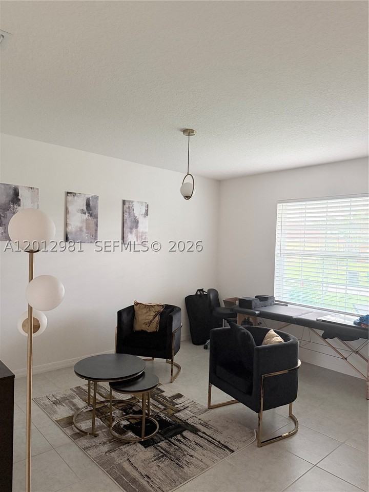 1557 Sw Dycus Ave - Photo 2 of 16