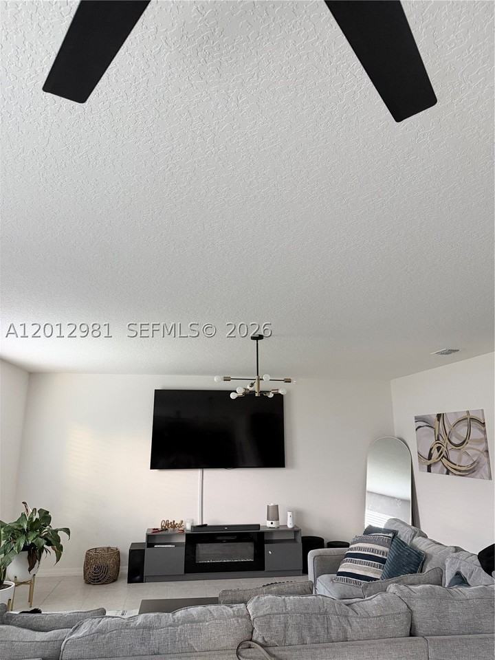 1557 Sw Dycus Ave - Photo 4 of 16
