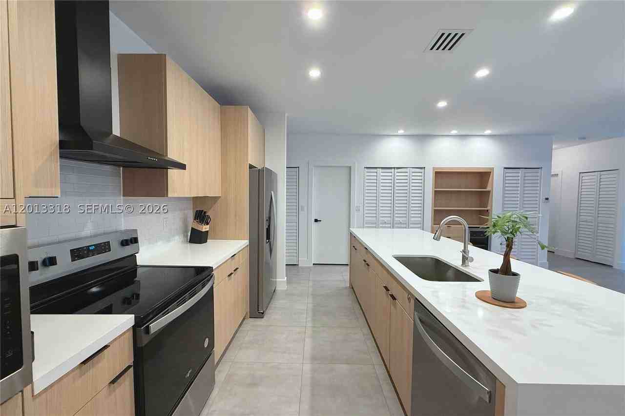 233 Nw 120th St - Photo 4 of 12