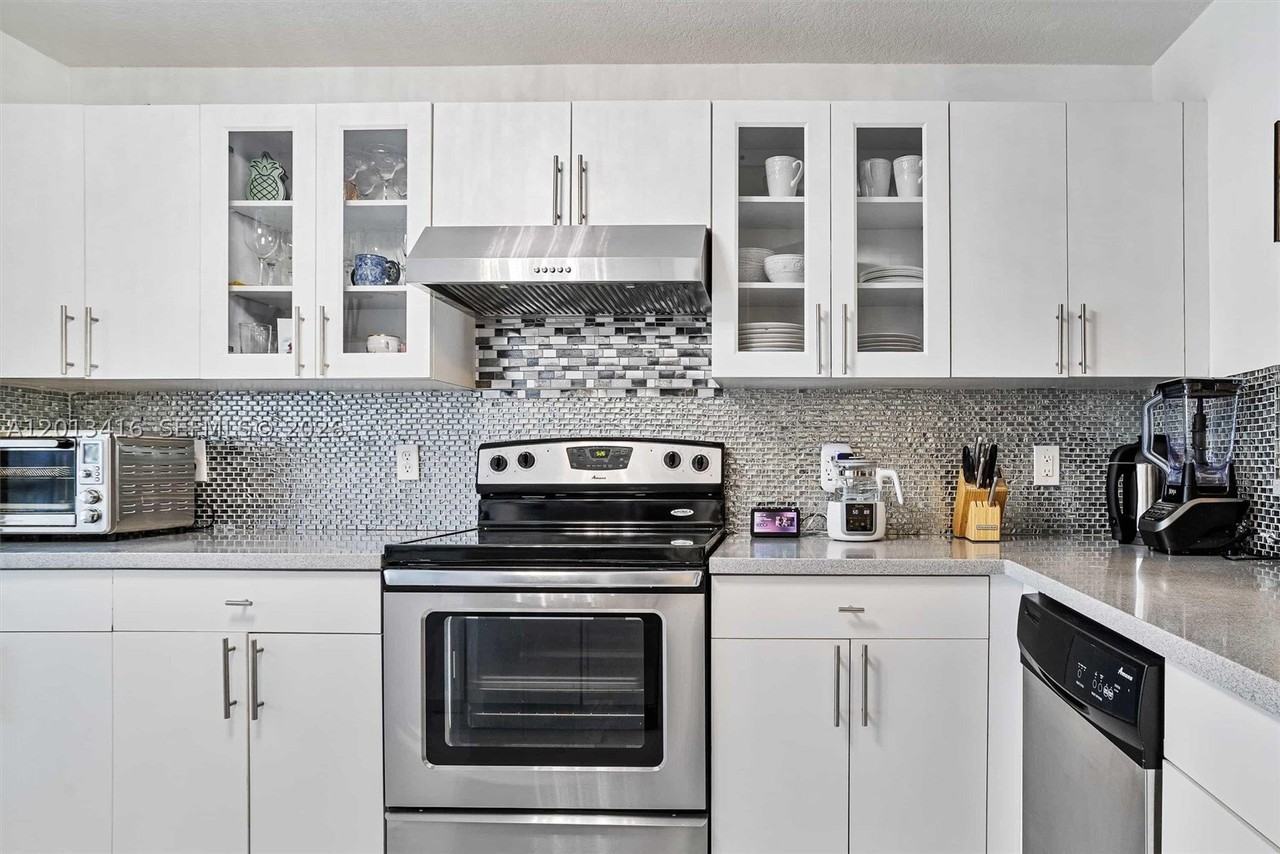 746 Ne 90th St #606 - Photo 4 of 33