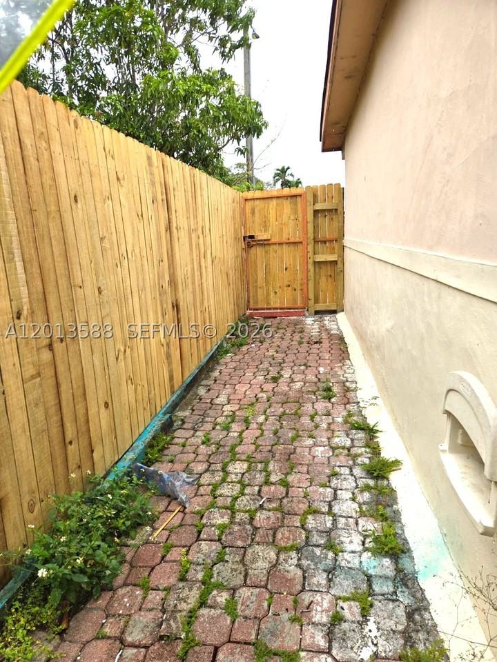 4610 Sw 40th St #1 - Photo 2 of 6