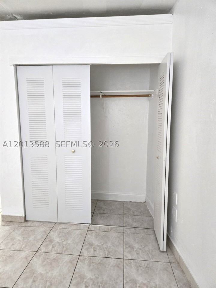 4610 Sw 40th St #1 - Photo 5 of 6