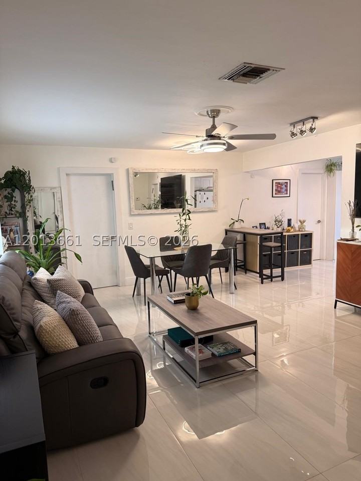 1001 Ne 10th St #2 - Photo 4 of 19