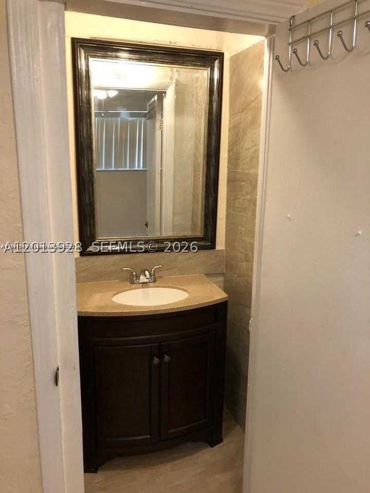 5411 Ravenswood Rd #7A - Photo 3 of 8