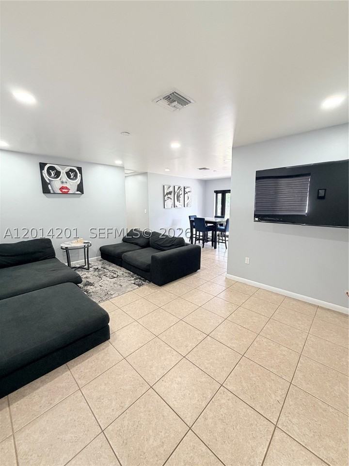 1410 Nw 199th St - Photo 3 of 15