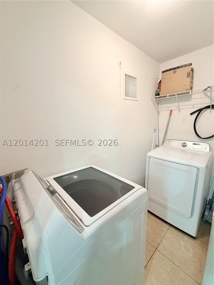 1410 Nw 199th St - Photo 5 of 15
