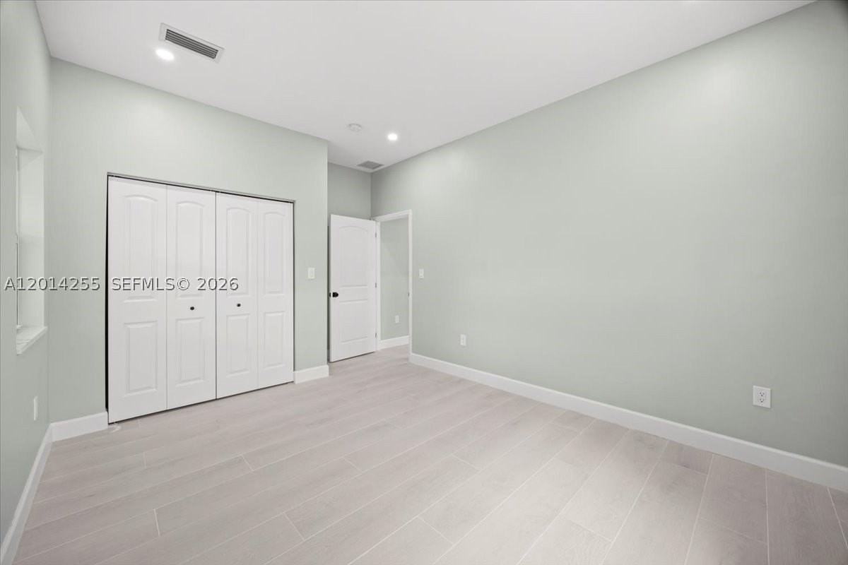 930 34th St - Photo 6 of 17