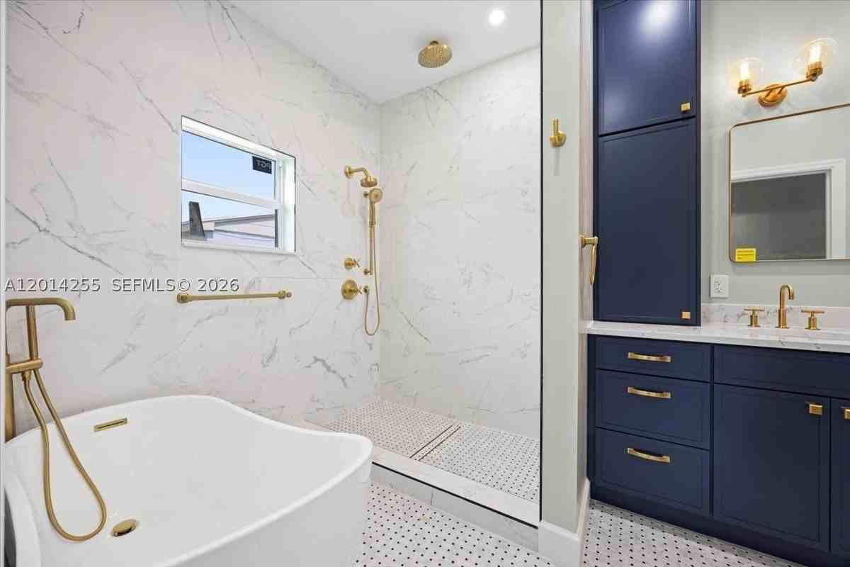 930 34th St - Photo 7 of 17