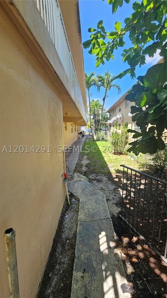 1524 Sw 5th Pl #B - Photo 3 of 17