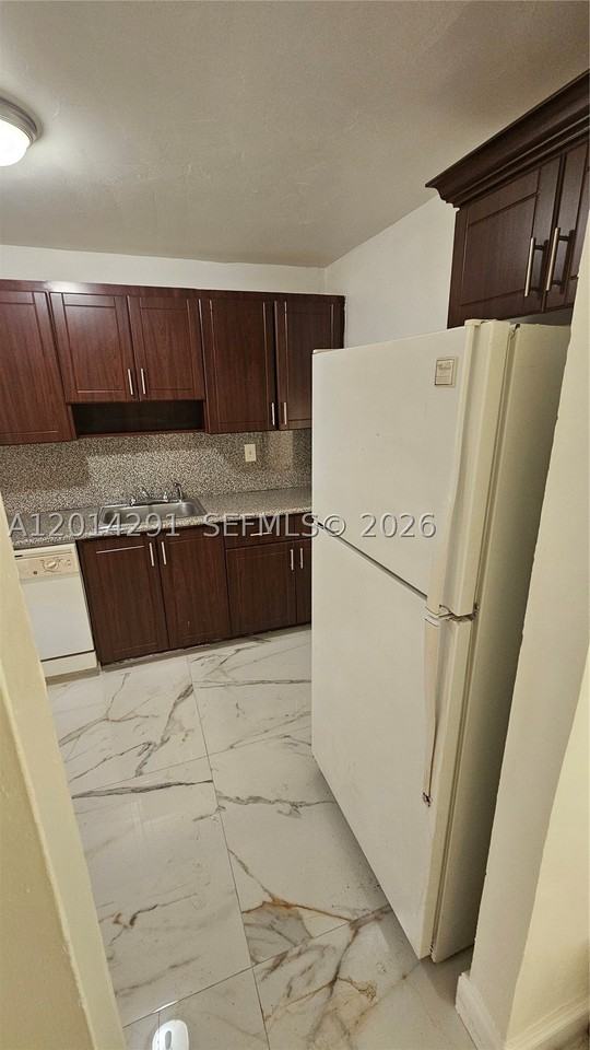 1524 Sw 5th Pl #B - Photo 5 of 17