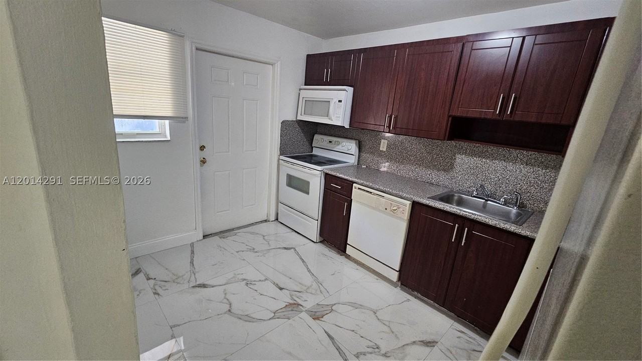 1524 Sw 5th Pl #B - Photo 6 of 17