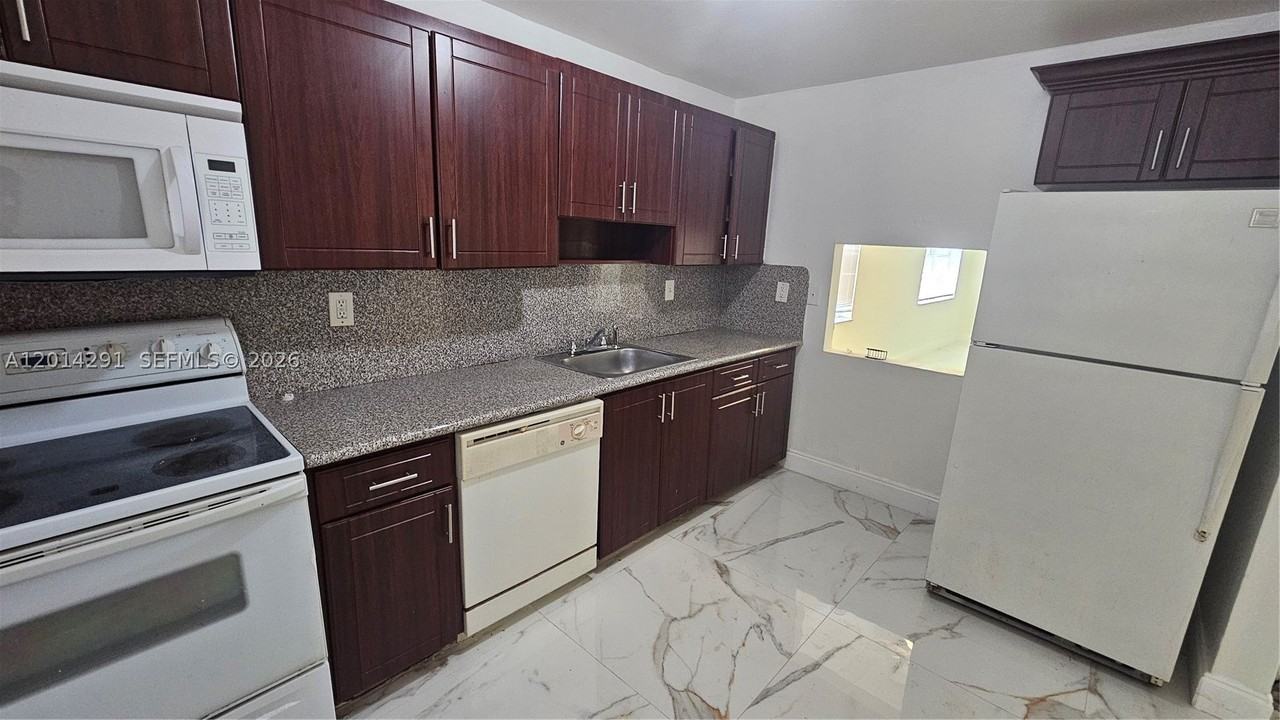 1524 Sw 5th Pl #B - Photo 7 of 17