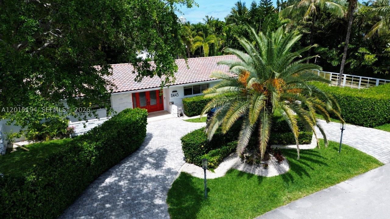 11445 N Bayshore Dr - Photo 2 of 37