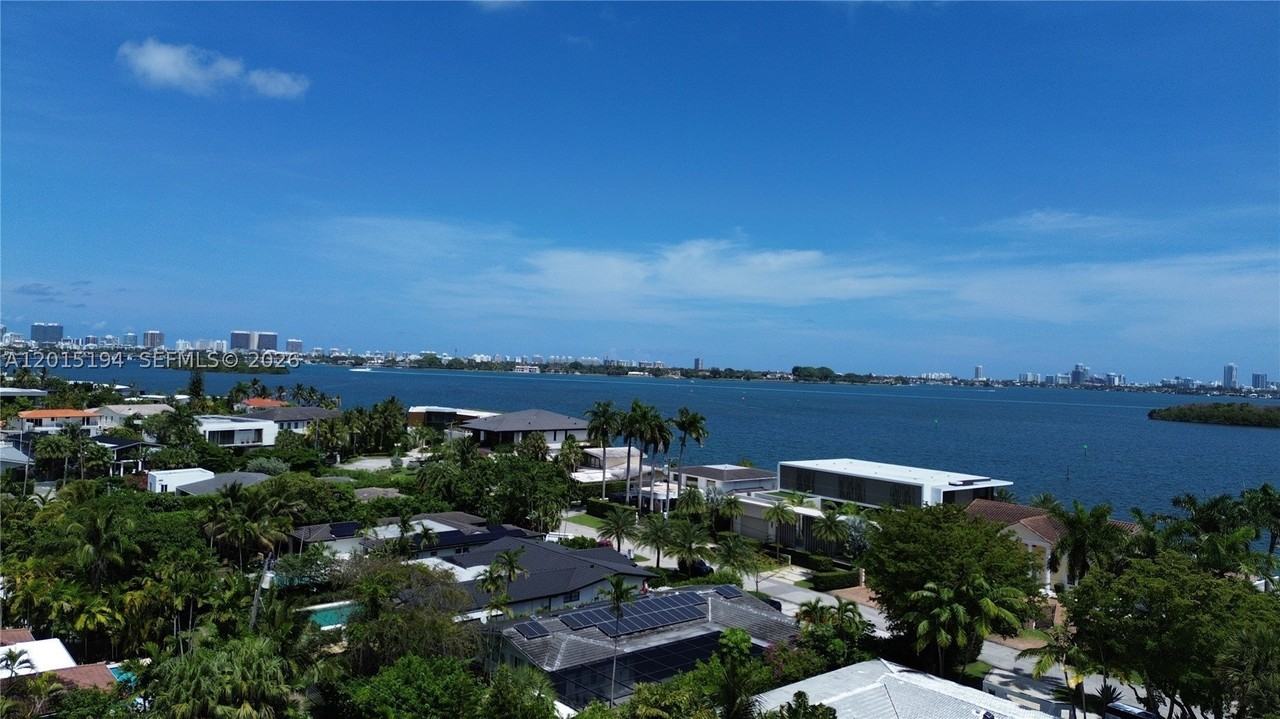 11445 N Bayshore Dr - Photo 3 of 37