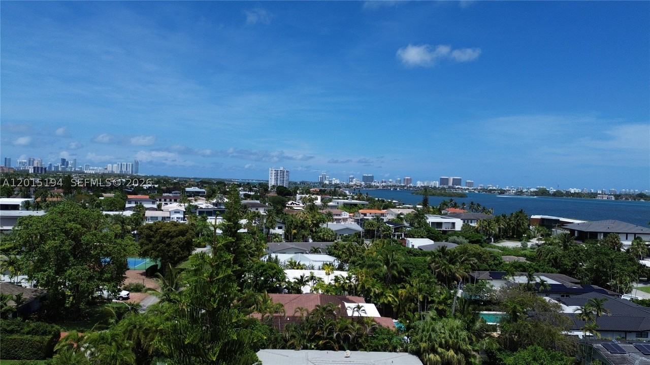 11445 N Bayshore Dr - Photo 4 of 37