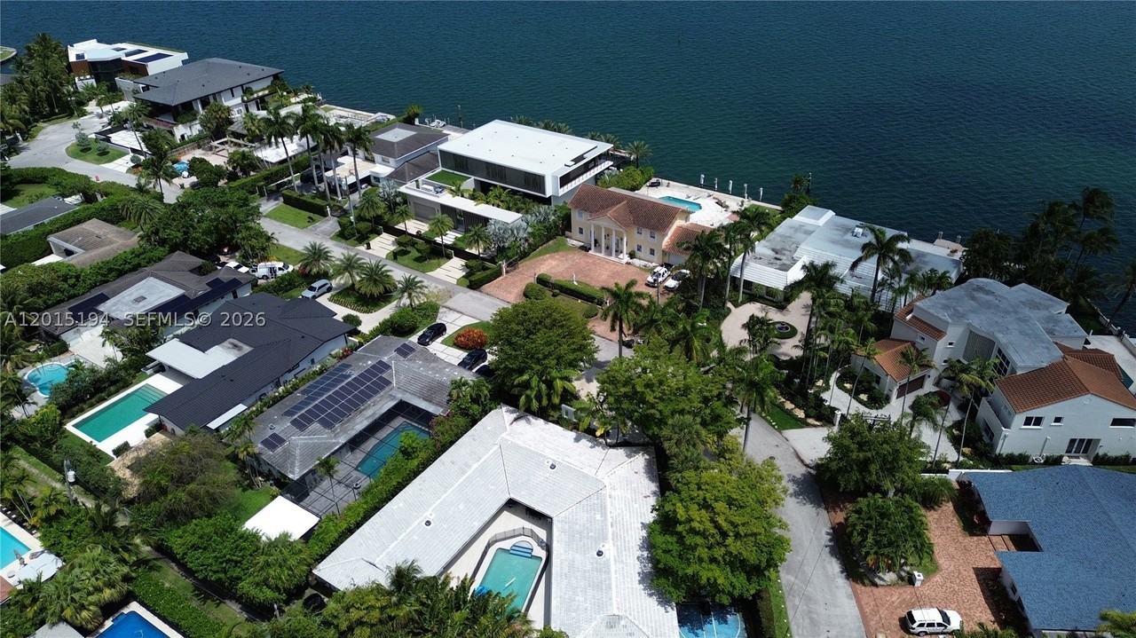 11445 N Bayshore Dr - Photo 5 of 37