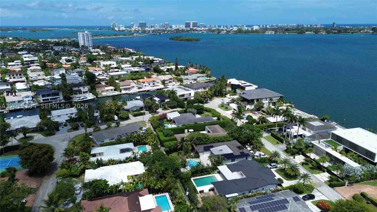 11445 N Bayshore Dr - Photo 6 of 37