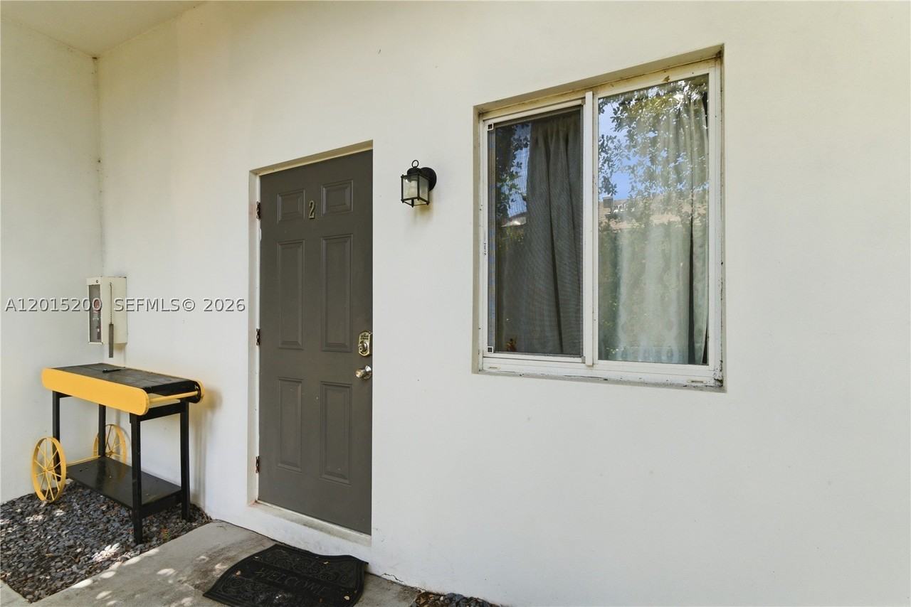 830 Se 14th St #3 - Photo 2 of 13
