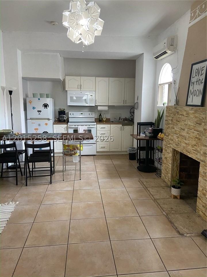 1678 Sw 11th St - Photo 5 of 9