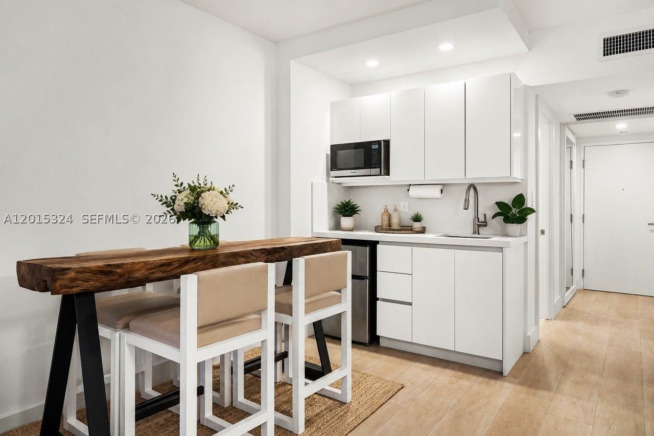 2301 Collins Ave #1128 - Photo 3 of 6