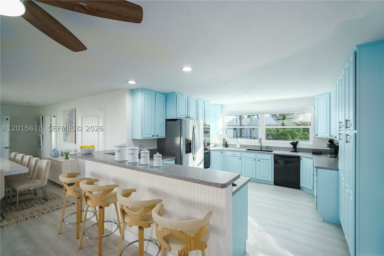 474 Peninsula Dr - Photo 4 of 50