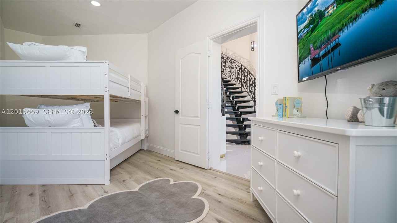 6152 Sw Banks St - Photo 5 of 50
