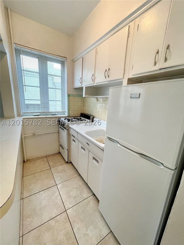 901 Collins Ave #103 - Photo 5 of 10
